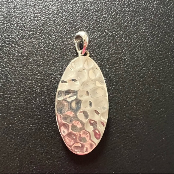 Elegant Silver and Green Pendant - Picture 3 of 4